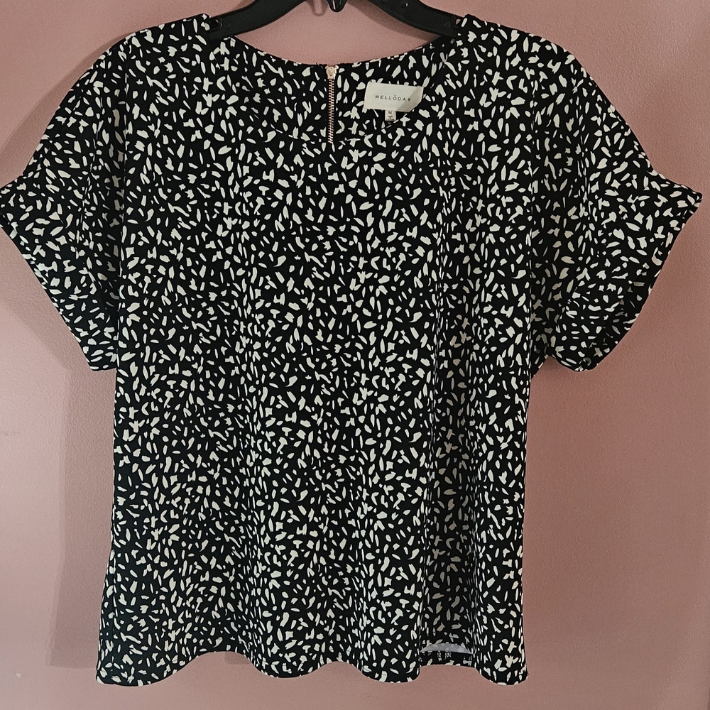 Melloday Anthropologie Women's Spotted Short Sleeve Top Black/ White Zip Back M